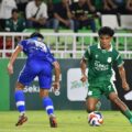 Pemain PSMS Medan As Syifa Marhaen berusaha melewati hadangan pemain Persiraja Banda Aceh saat kedua tim bertemu dalam lanjutan Liga 2 di Stadion Utama Sumatera Utara, Sabtu (25/10/2025) malam. Dalam laga tersebut PSMS Medan menang 1-0 lewat gol Rifal Lastori. Foto: Tim Media PSMS Medan