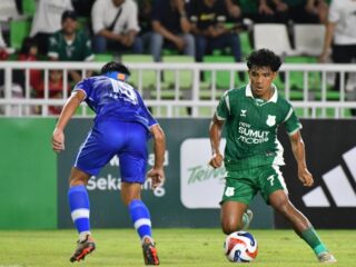 Pemain PSMS Medan As Syifa Marhaen berusaha melewati hadangan pemain Persiraja Banda Aceh saat kedua tim bertemu dalam lanjutan Liga 2 di Stadion Utama Sumatera Utara, Sabtu (25/10/2025) malam. Dalam laga tersebut PSMS Medan menang 1-0 lewat gol Rifal Lastori. Foto: Tim Media PSMS Medan