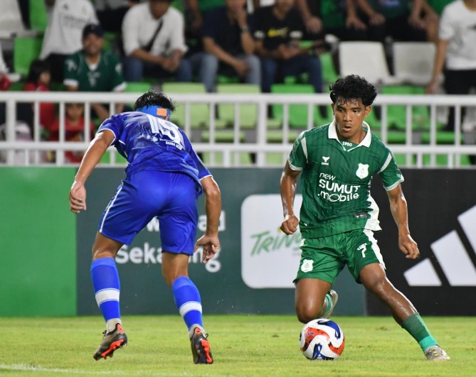 Pemain PSMS Medan As Syifa Marhaen berusaha melewati hadangan pemain Persiraja Banda Aceh saat kedua tim bertemu dalam lanjutan Liga 2 di Stadion Utama Sumatera Utara, Sabtu (25/10/2025) malam. Dalam laga tersebut PSMS Medan menang 1-0 lewat gol Rifal Lastori. Foto: Tim Media PSMS Medan