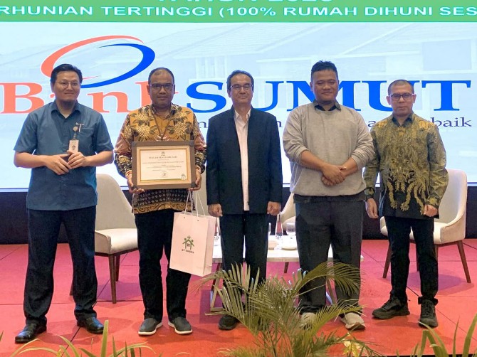 Bank Sumut meraih Penghargaan Tingkat Keterhunian Tertinggi dari BP Tapera, Kamis (23/10). Penghargaan ini diterima oleh Pemimpin Divisi Ritel Bank Sumut Gama Cherry Al Halim. foto: IST