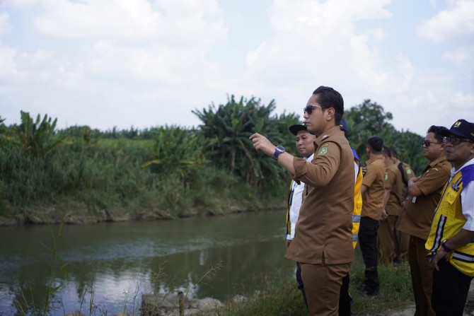 Wali Kota Medan Rico Waas memantau Floodway Sei Sikambing - Belawan. Foto: Dokumen Dinas Kominfo Medan