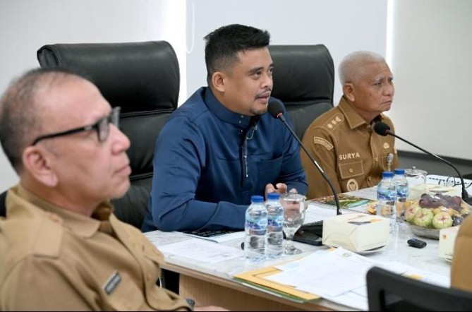 Gubernur Bobby Nasution saat memimpin rapat percepatan program 3 juta rumah. Foto: Dinas Kominfo Sumut