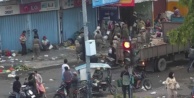 Suasana penertiban lapak liar di Pasar Sek Sikambing.Foto: Reza Sahab/kaldera.id