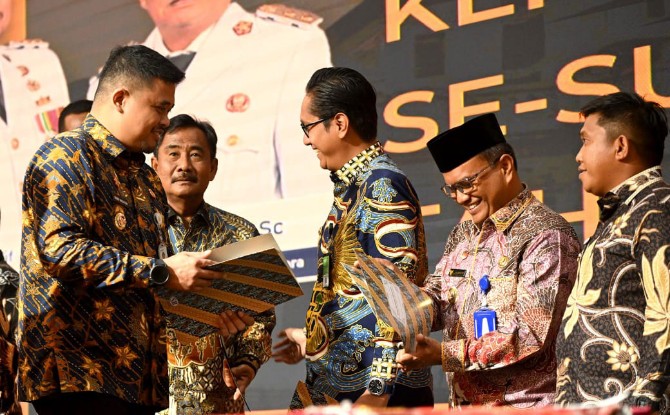 Gubernur Sumatera Utara Bobby Afif Nasution menyerahkan dokumen DBH kepada Wali Kota Medan Rico Waas di Aula Tengku Rizal Nurdin, Kantor Gubernur Sumut, Rabu (29/10/2025). Foto: Dokumen Dinas Kominfo Sumut