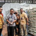 Rico Waas saat meninjau stok beras di Gudang Bulog..Foto: Dinas Kominfo Medan