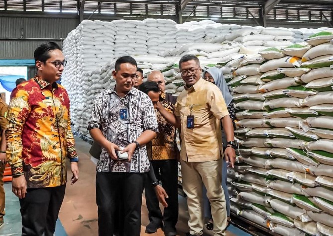 Rico Waas saat meninjau stok beras di Gudang Bulog..Foto: Dinas Kominfo Medan