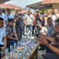 Gubernur Sumatera Utara Bobby Nasution mendengar penjelasan guru honorer yang diduga menjadi korban penganiayaan oleh siswa dan orang tua siswa. Foto : Reza Sahab/kaldera.id