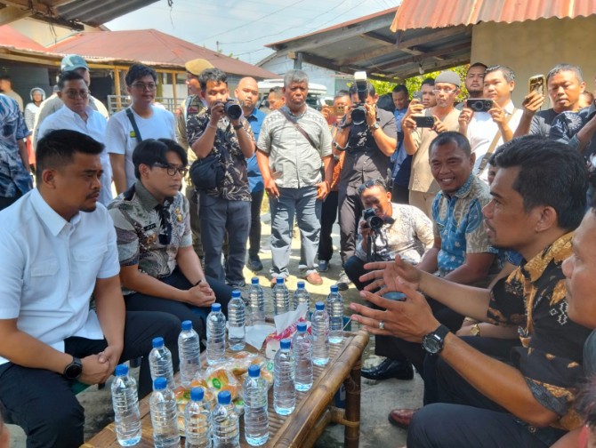 Gubernur Sumatera Utara Bobby Nasution mendengar penjelasan guru honorer yang diduga menjadi korban penganiayaan oleh siswa dan orang tua siswa. Foto : Reza Sahab/kaldera.id