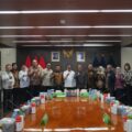 Mendiktisaintek Brian Yuliarto, Ketua MWA USU Agus Andrianto dan jajaran MWA USU berfoto bersama usai rapat pleno di Jakarta, Kamis (2/10/2025).(HO/kaldera)