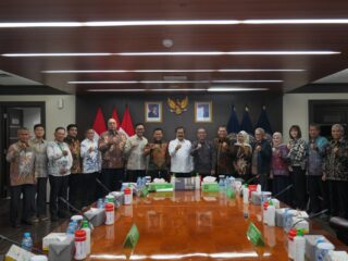 Mendiktisaintek Brian Yuliarto, Ketua MWA USU Agus Andrianto dan jajaran MWA USU berfoto bersama usai rapat pleno di Jakarta, Kamis (2/10/2025).(HO/kaldera)