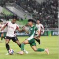 Pemain PSMS Medan berusaha melewati pemain Garudayaksa saat kedua tim bertemu dalam lanjutan Liga 2 di Stadion Utama Sumut, Jumat (31/12025) malam. Dalam laga tersebut PSMS kalah 0-2. Foto:IST