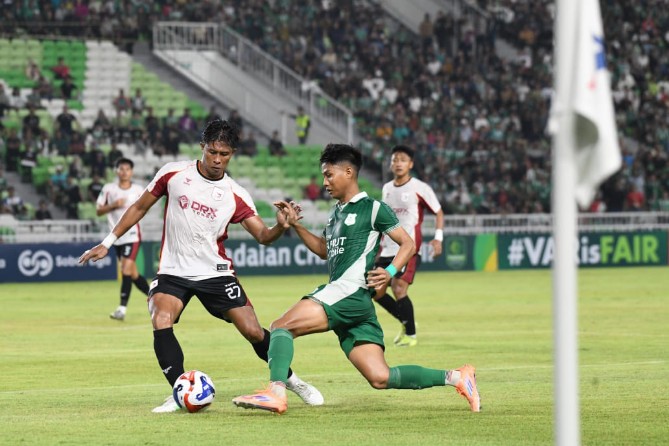 Pemain PSMS Medan berusaha melewati pemain Garudayaksa saat kedua tim bertemu dalam lanjutan Liga 2 di Stadion Utama Sumut, Jumat (31/12025) malam. Dalam laga tersebut PSMS kalah 0-2. Foto:IST