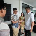 Gubernur Sumut Bobby Nasution saat berbincang dengan Mathew. Foto: IST