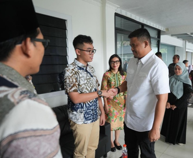 Gubernur Sumut Bobby Nasution saat berbincang dengan Mathew. Foto: IST