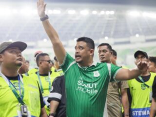 Gubernur Sumatera Utara Bobby Nasution meredam emosi suporter PSMS usai timnya kalah 0-2 dari Garudayaksa FC di Stadion Utama Sumut, Jumat (31/10/2025) malam. Foto: IST