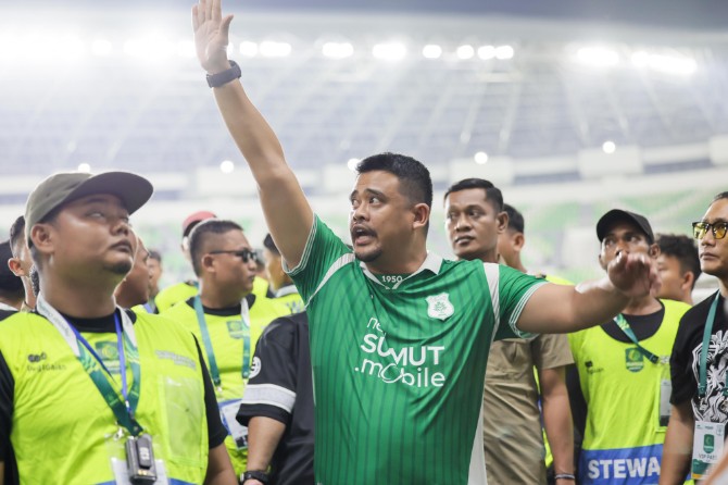 Gubernur Sumatera Utara Bobby Nasution meredam emosi suporter PSMS usai timnya kalah 0-2 dari Garudayaksa FC di Stadion Utama Sumut, Jumat (31/10/2025) malam. Foto: IST