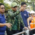 Wali Kota Medan Rico Waas didampingi Plt Kadis SDABMBK Kota Medan meninjau drainase yang dinormalisasi. Foto: Dokumen Dinas Kominfo Kota Medan
