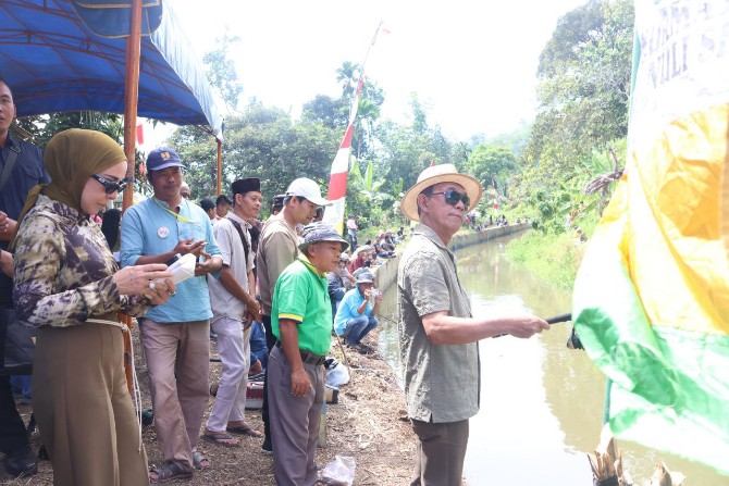 Bupati Tapanuli Selatan (Tapsel) H. Gus Irawan Pasaribu membuka lomba mancing dalam rangka peringatan Hari Jadi Tapsel ke-75 di Bendungan Batang Angkola, Kecamatan Sayurmatinggi, Minggu (2/11/2025).