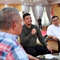 Gubernur Sumut Bobby Nasution saat bertemu dengan Bupati Deliserdang Asri Ludin Tambunan di Rumah Dinas Gubernur Sumut, Minggu (2/11/2025). Foto: Dokumen Dinas Kominfo Sumut