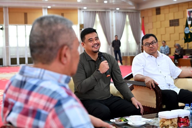 Gubernur Sumut Bobby Nasution saat bertemu dengan Bupati Deliserdang Asri Ludin Tambunan di Rumah Dinas Gubernur Sumut, Minggu (2/11/2025). Foto: Dokumen Dinas Kominfo Sumut