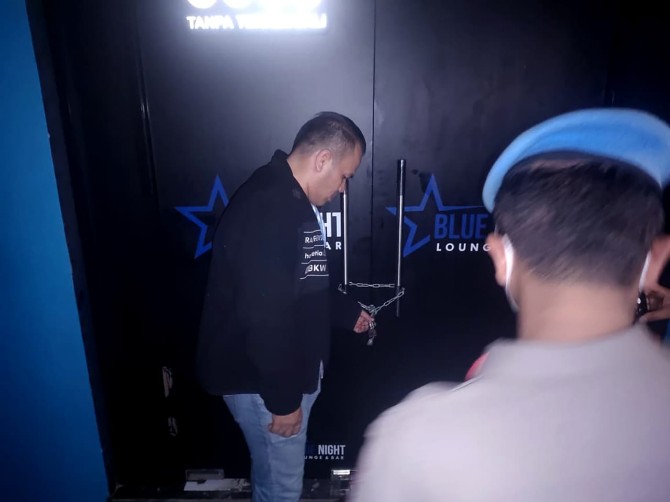 Personel Satpol PP menyegel THM Blue Night. Foto: dokumen Dinas Kominfo Sumut