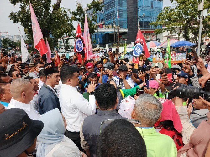Gubernur Sumut Bobby Afif Nasution saat menemui buruh yang melakukan aksi di depan Kantor Gubernur Sumut, Jalan P Diponegoro, Medan, Senin (3/11/2025). Foto: Reza Sahab /kaldera.id
