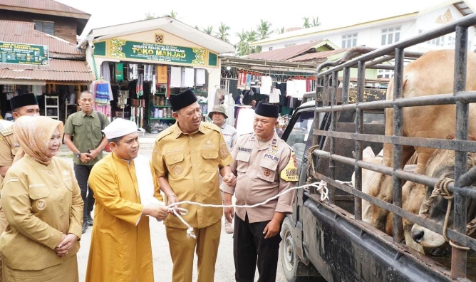 Bupati Langkat Syah Afandin dan Wakil Bupati Langkat Tiorita Br Surbakti menyerahkan tiga ekor sapi dan bantuan lainnya untuk Haul Tuan Guru Besilam. Foto : Dokumen Dinas Kominfo Langkat