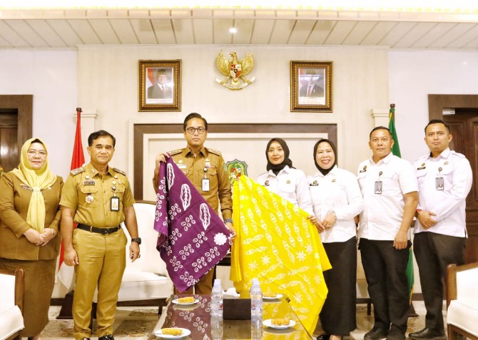 Wali Kota Medan Rico Waas saat menerima kunjungan Kalapas Pertemuan Kelas II Medan di Balai Kota, Senin (3/11/2025). Foto: dokumen Dinas Kominfo Medan