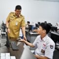 Gubernur Sumut Bobby Afif Nasution saat meninjau Tes Kemampuan Akademik (TKA) di SMA Negeri 1 Medan, Selasa (4/11/2025). Foto: Dokumen Dinas Kominfo Sumut