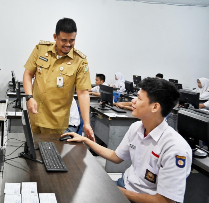 Gubernur Sumut Bobby Afif Nasution saat meninjau Tes Kemampuan Akademik (TKA) di SMA Negeri 1 Medan, Selasa (4/11/2025). Foto: Dokumen Dinas Kominfo Sumut