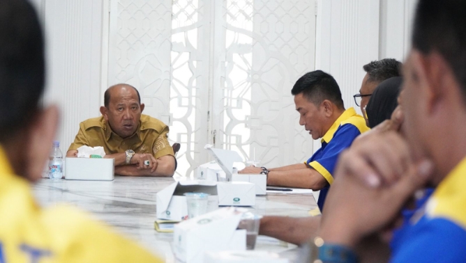 Bupati Langkat Syah Afandin menerima Pengurus PBVSI Langkat, Selasa (4/11/2025). Foto: Dinas Kominfo Langkat