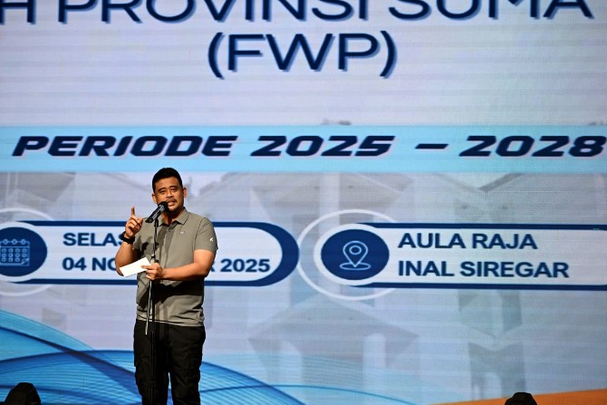 Gubernur Sumut Bobby Afif Nasution saat memberikan sambutan pada Pengukuhan dan Perkenalan Pengurus Forum Wartawan Pemprov Sumut periode 2025 - 2028 di Aula Raja Inal Siregar Kantor Gubernur Sumut, Selasa (4/11/2025). Foto: Dokumen Dinas Kominfo Sumut