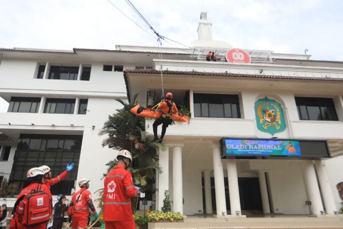 Petugas BPBD mengevakuasi ASN yang terjebak dalam Kantor Wali Kota Medan saat simulasi penanganan gempa, Selasa (4/11/2025). Foto: Dokumen Dinas Kominfo Medan