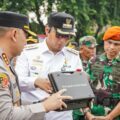 Wali Kota Medan Rico Waas bersama Kapolrestabes Medan Kombes Pol Jean Calvijn Simanjuntak sedang memeriksa alat saat Apel Tanggap Darurat Bencana Hidrometeorologi yang digelar Polrestabes Medan di Lapangan Benteng, Rabu (5/11/2025). Foto: Dokumen Dinas Kominfo Medan
