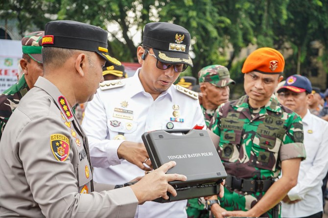 Wali Kota Medan Rico Waas bersama Kapolrestabes Medan Kombes Pol Jean Calvijn Simanjuntak sedang memeriksa alat saat Apel Tanggap Darurat Bencana Hidrometeorologi yang digelar Polrestabes Medan di Lapangan Benteng, Rabu (5/11/2025). Foto: Dokumen Dinas Kominfo Medan