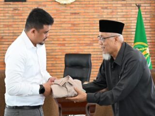 Gubernur Sumut Bobby Afif Nasution saat menerima kunjungan Ketua MUI Sumut Maratua Simanjuntak, di Kantor Gubernur Sumut, Jalan P Diponegoro, Medan, Rabu (5/11/2025). Foto: Dinas Kominfo Sumut