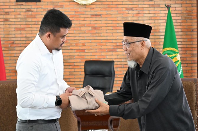 Gubernur Sumut Bobby Afif Nasution saat menerima kunjungan Ketua MUI Sumut Maratua Simanjuntak, di Kantor Gubernur Sumut, Jalan P Diponegoro, Medan, Rabu (5/11/2025). Foto: Dinas Kominfo Sumut