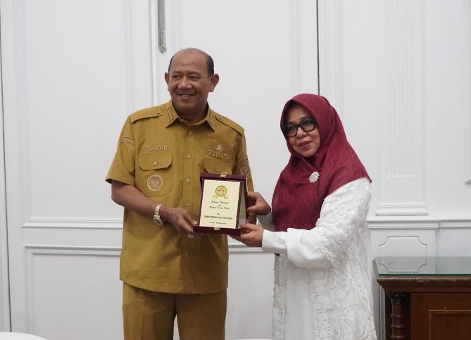 Bupati Langkat Syah Afandin menerima cindera mata dari Pimpinan Pesantren Lansia Husnul Khotimah, Hikmatul Fadhilah di Kantor Bupati Langkat, Selasa (4/11/2025). Foto: Dokumen Dinas Kominfo Langkat