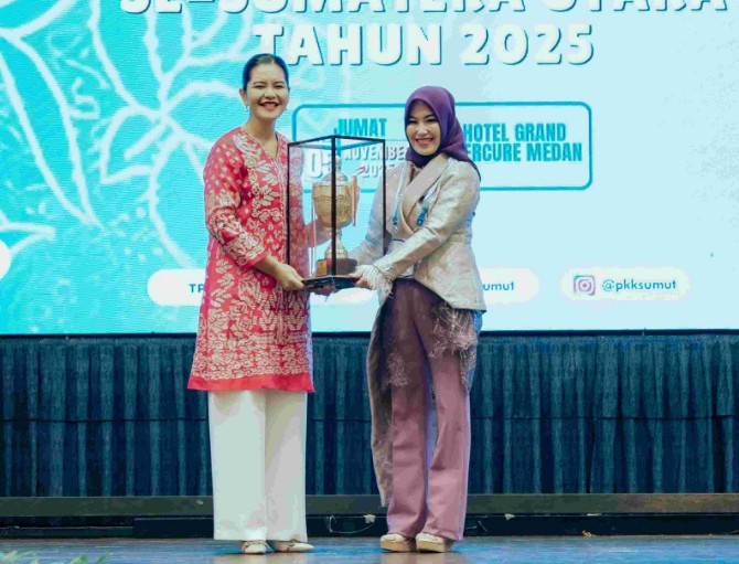 Ketua TP PKK Sumut Kahiyang Ayu menyerahkan Piala kepada Ketua TP PKK Tanjung Balai. Foto: Dokumen Dinas Kominfo Sumut