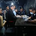 Personel Polda Sumut sedang melakukan razia di lokasi hiburan malam Helen"s Night Mart. Foto: IST
