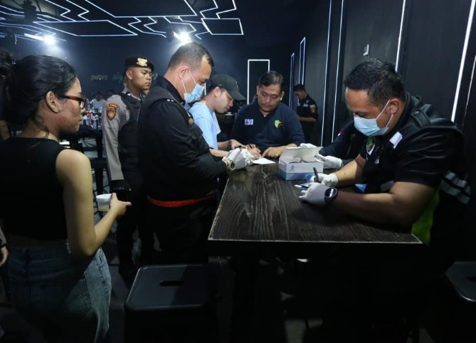 Personel Polda Sumut sedang melakukan razia di lokasi hiburan malam Helen"s Night Mart. Foto: IST