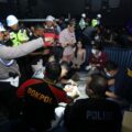 Personel gabungan aparat keamanan saat melakukan razia di Tempat Hiburan Malam Golden Tiger, Jalan Merak Jingga, Medan, Sabtu (8/11/2025) dini hari. Dari razia tersebut ditemukan tiga orang pengunjung dinyatakan positif narkoba. Foto: Reza Sahab/kaldera.id