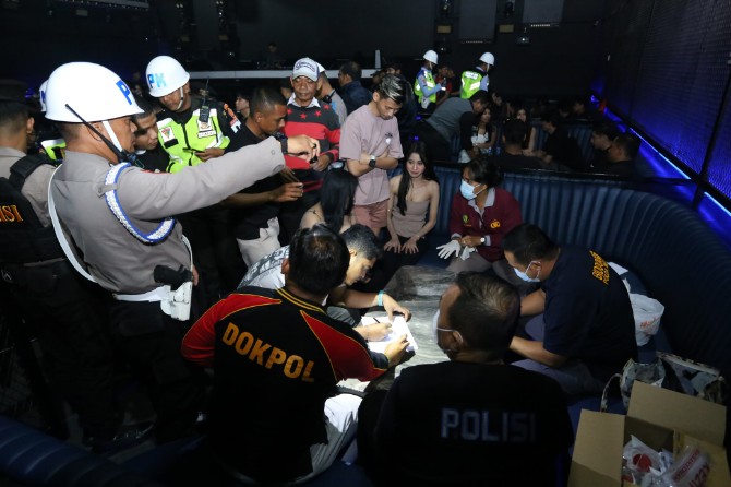 Personel gabungan aparat keamanan saat melakukan razia di Tempat Hiburan Malam Golden Tiger, Jalan Merak Jingga, Medan, Sabtu (8/11/2025) dini hari. Dari razia tersebut ditemukan tiga orang pengunjung dinyatakan positif narkoba. Foto: Reza Sahab/kaldera.id