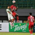 Pemain PSMS Medan dan Bekasi City melakukan perebutan bola di udara ketika kedua tim bertemu dalam lanjutan Liga 2 di Stadion Patriot, Minggu (9/11/2025) malam. Dalam laga tersebut PSMS Medan kalah 0-1. Foto: IST
