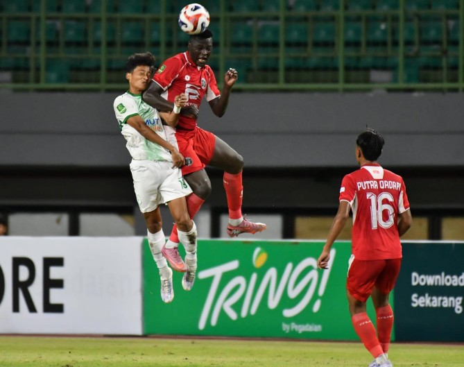 Pemain PSMS Medan dan Bekasi City melakukan perebutan bola di udara ketika kedua tim bertemu dalam lanjutan Liga 2 di Stadion Patriot, Minggu (9/11/2025) malam. Dalam laga tersebut PSMS Medan kalah 0-1. Foto: IST