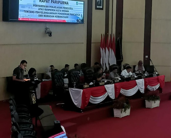 Afif Abdillah saat membacakan pendapatnya terkait ranperda Penyelenggaraan Pendidikan Pancasila dan Wawasan Kebangsaan dalam sidang paripurna DPRD Medan, Senin (10/11/2025)