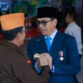 Rico Waas bersama veteran di sela sela peringatan Hari Pahlawan, Senin (11/10/2025). Foto: dokumen Dinas Kominfo Medan