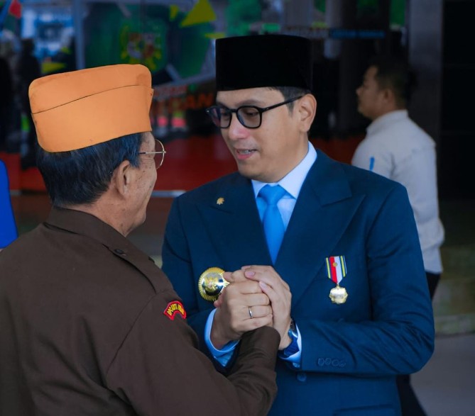 Rico Waas bersama veteran di sela sela peringatan Hari Pahlawan, Senin (11/10/2025). Foto: dokumen Dinas Kominfo Medan