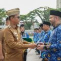 Wali Kota Medan Rico Waas menyerahkan SK PPPK Paruh Waktu secara simbolis. Foto: dokumen Dinas Kominfo Kota Medan
