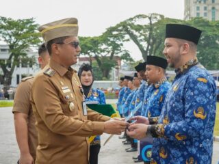 Wali Kota Medan Rico Waas menyerahkan SK PPPK Paruh Waktu secara simbolis. Foto: dokumen Dinas Kominfo Kota Medan